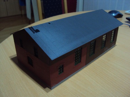 Budova depa pre dve lokomotívy je tiež od Aughagena.